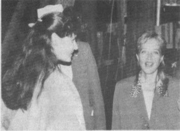 Pizza Hut Bluegrass Showdown Kentucky Regional winner Cyndi Ruff, at left, meets Laurie Lewis backstage at Otter Creek Park. Photo by Jean Metcalfe